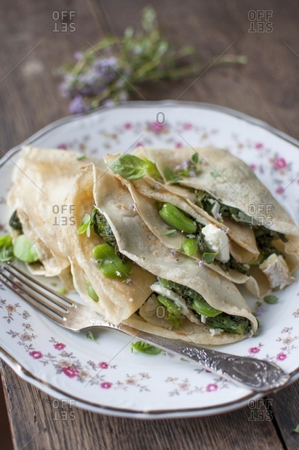 Cr�pes with spinach, beans, goat's cheese and herbs