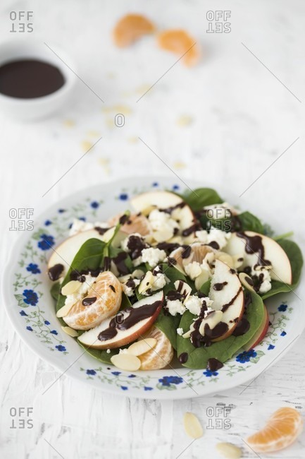 Spinach salad with apples, mandarins; goat's cheese and almond and chocolate vinaigrette
