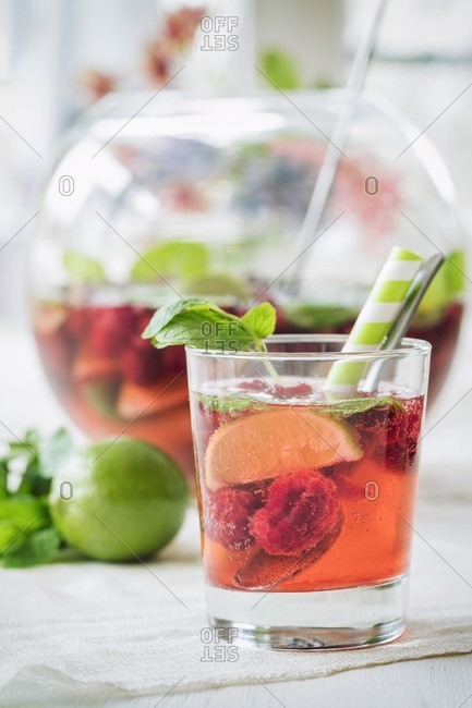 Raspberry punch with limes - Offset