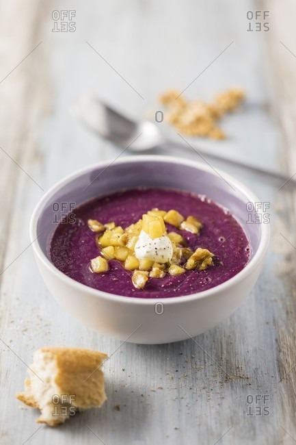 Red cabbage soup with walnuts