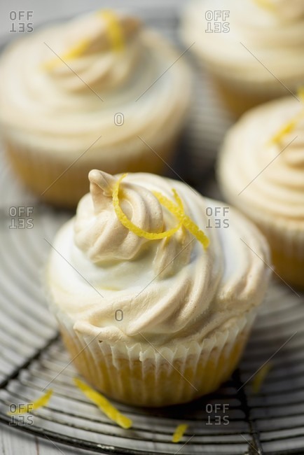 Lemon cupcake with meringue - Offset
