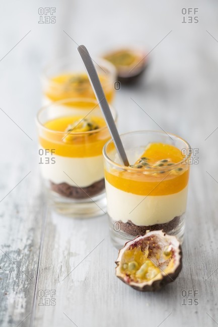 Layered desserts with mango - Offset