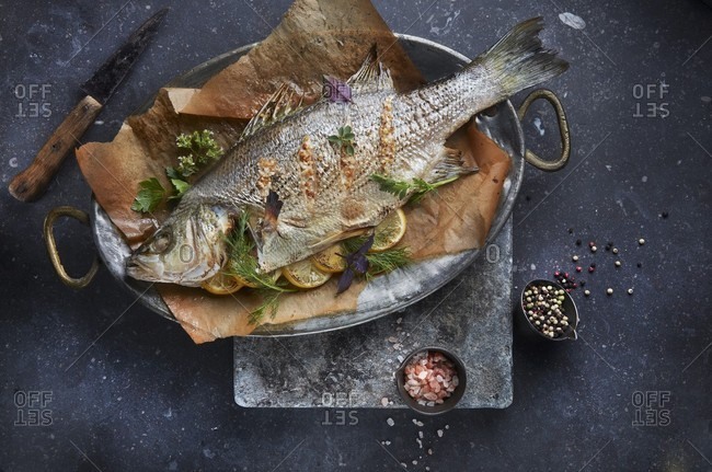 Bass filled with herbs and lemon slices (seen from above)