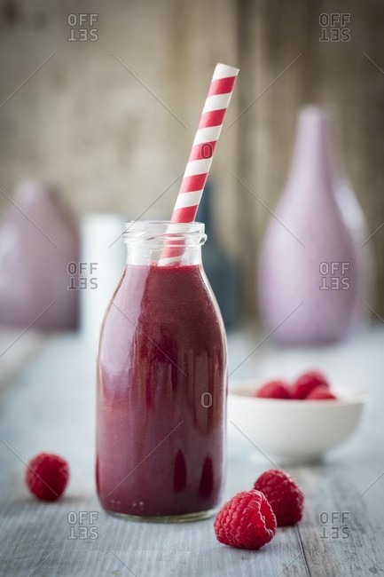 Beetroot smoothie with raspberries - Offset