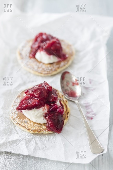 Pancakes with plum compote - Offset