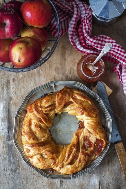 A yeast swirl wreath with apple jam