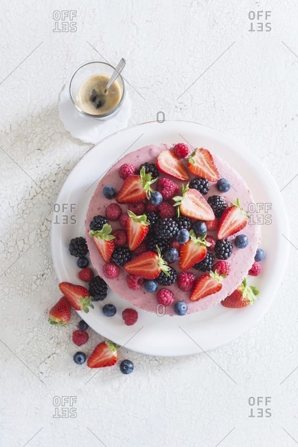 Summery quark cake with berries
