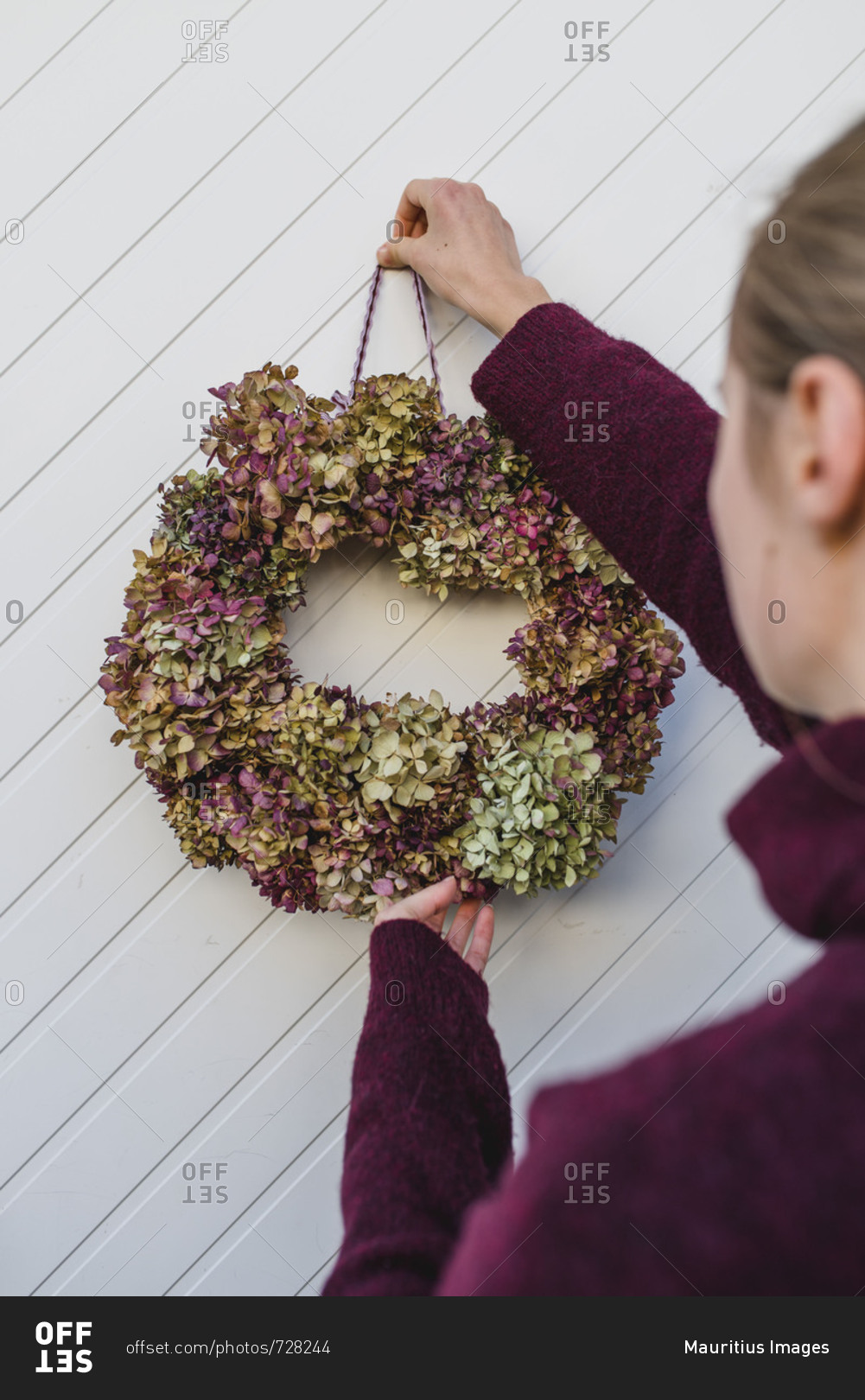 Woman, detail, autumnal decoration, wreath with hydrangea blossoms, door, hang up,