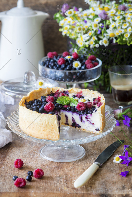 Parisien flan (baked custard cake) with berries