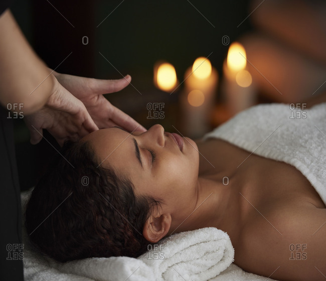 Fotografia Beauty spa treatment with candles - em