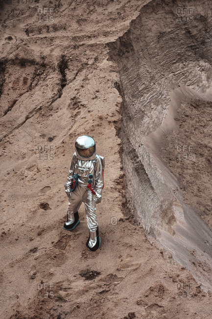 Spaceman exploring nameless planet - Offset