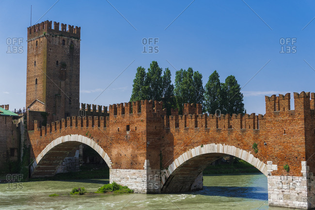 Ponte Castelvecchio, Castelvecchio brick and marble bridge with arches on the River Adige, Verona, Veneto, Italy, Europe