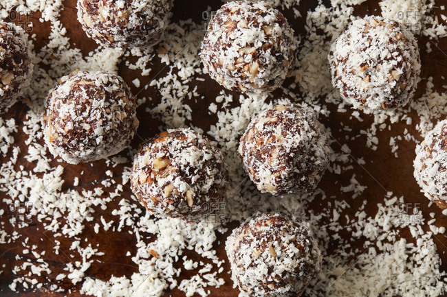 Chocolate coconut protein balls - Offset
