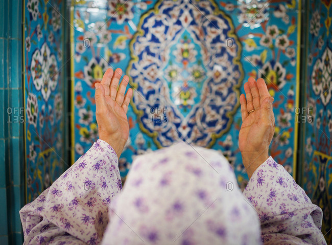 muslim woman praying hands