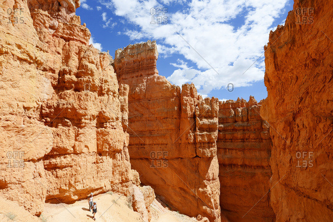 USA. Utah. Bryce Canyon. Sunset Point. Hiking Navajo Loop Trail. The spectacular descent at the bottom of the canyon. Hikers at the foot of the canyon.