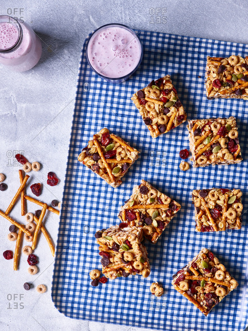 Chewy peanut butter cereal bars