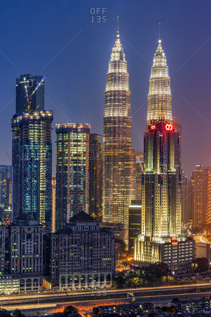 Petronas Twin Towers and city skyline at dusk, Kuala Lumpur, Malaysia stock  photo - OFFSET
