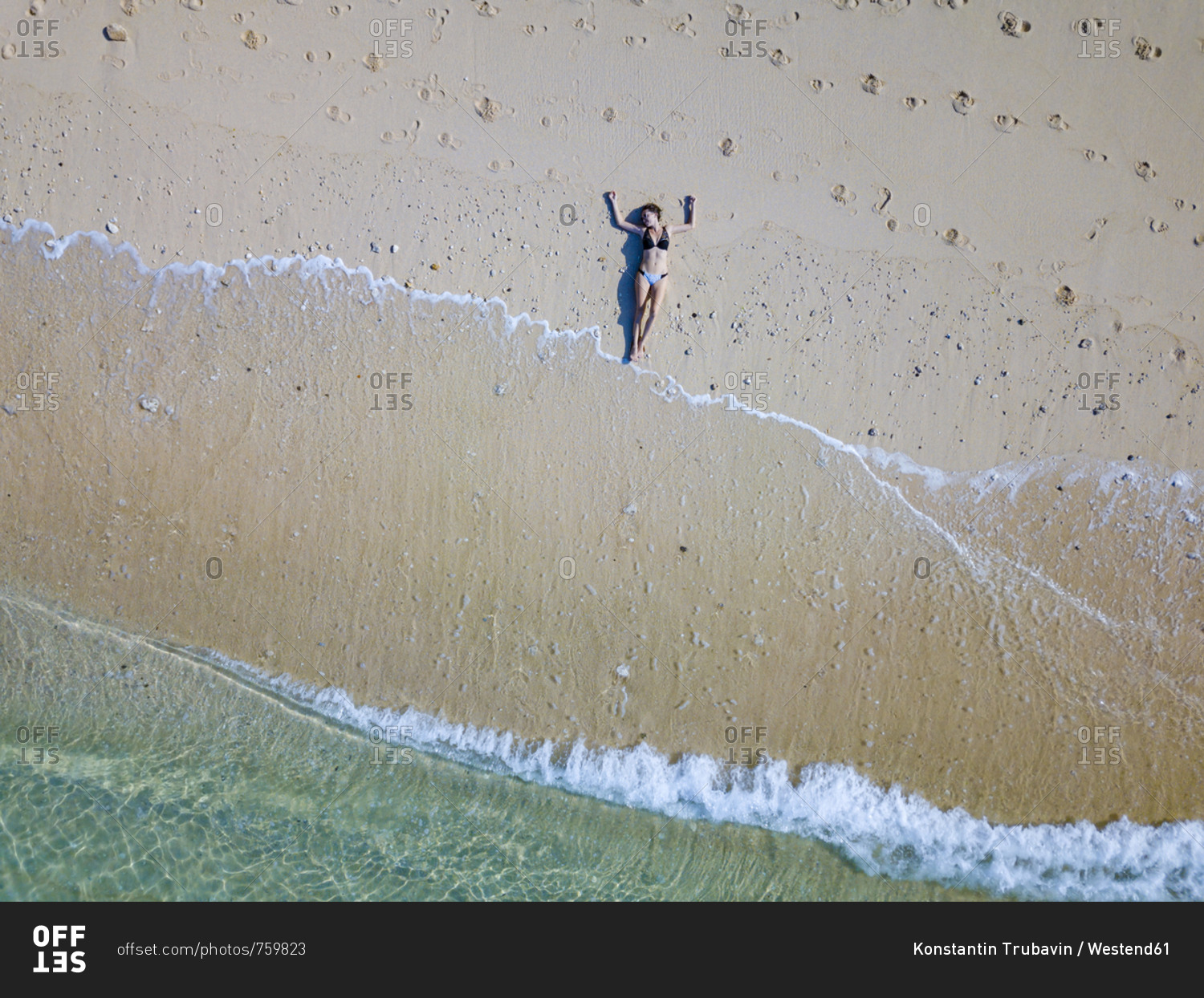 Indonesia- Bali- Melasti- Aerial view of Karma Kandara beach- woman lying on beach