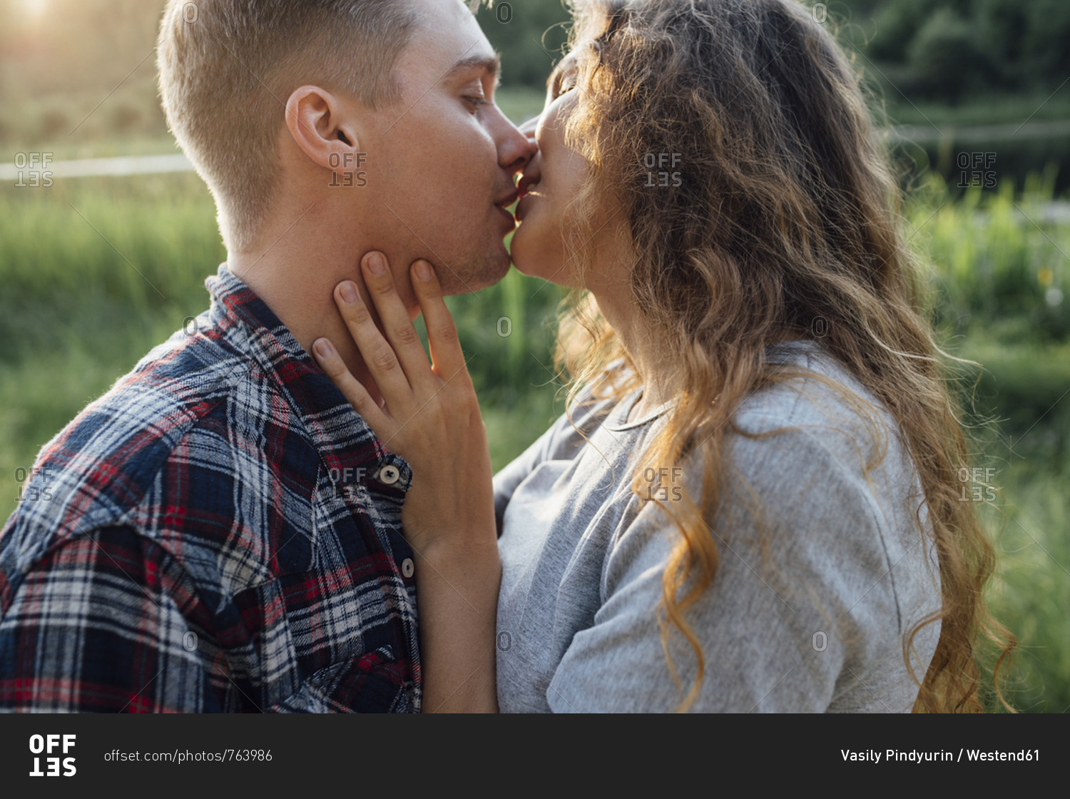 Natural kiss. Юля и а4 парочка целуются фото.