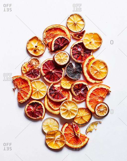 Sliced and dried citrus fruit