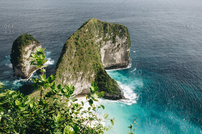 Scenic view of green cliffs by the sea on the island of Nusa Lembongan