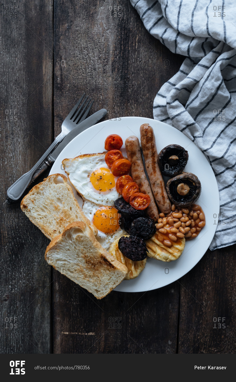 Plate of full traditional English breakfast