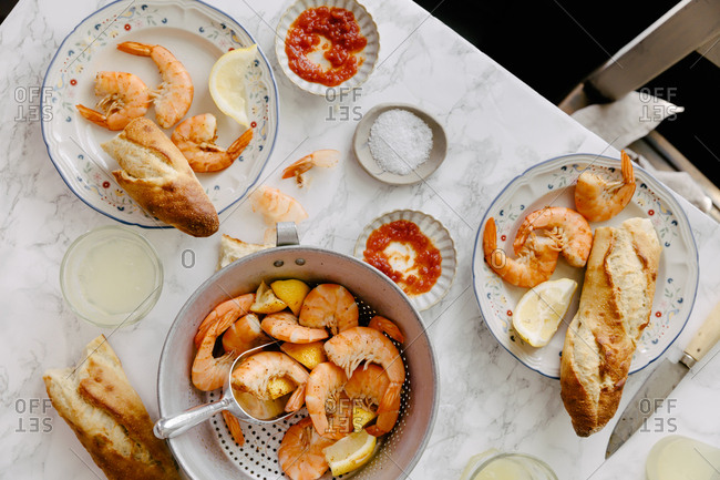 Boiled shrimp served with a baguette