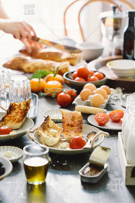 Person making pan con tomate