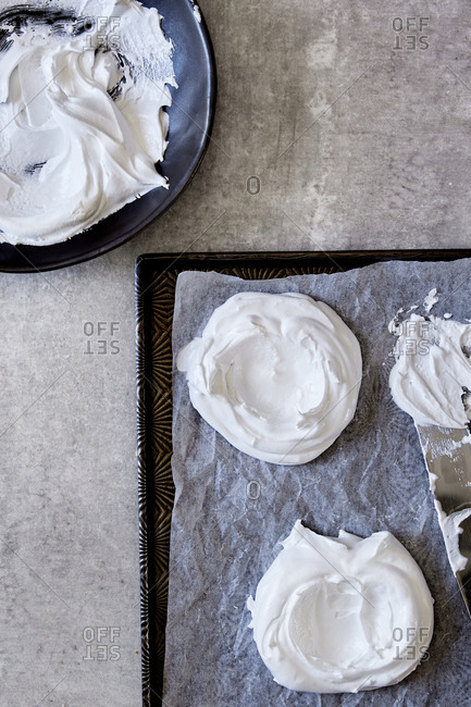 Preparing meringue rounds for the oven