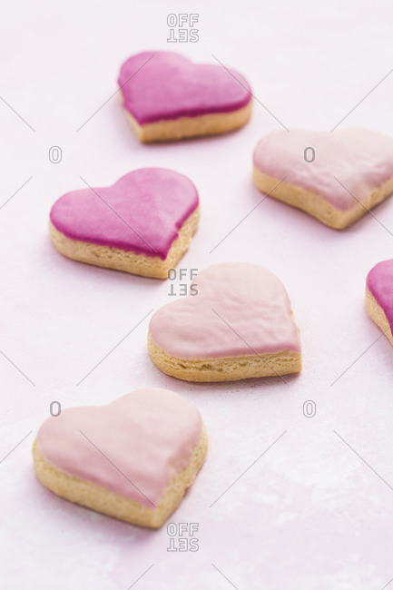 iced pink valentine\'s cookies