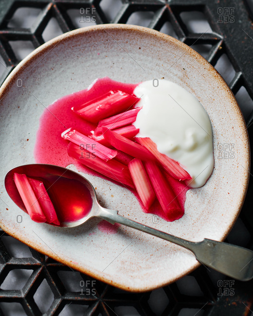 Rhubarb compote with yogurt - Offset