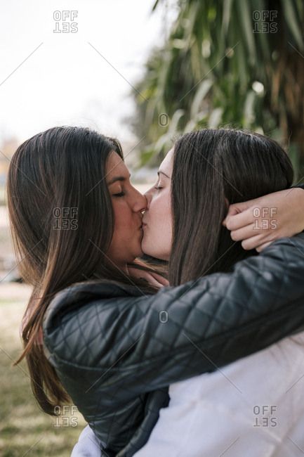 Kissing Lesbian Pictures