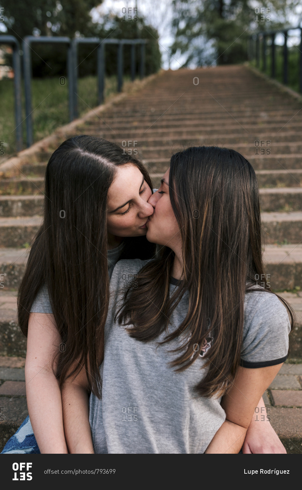 lesbian college girls kissing