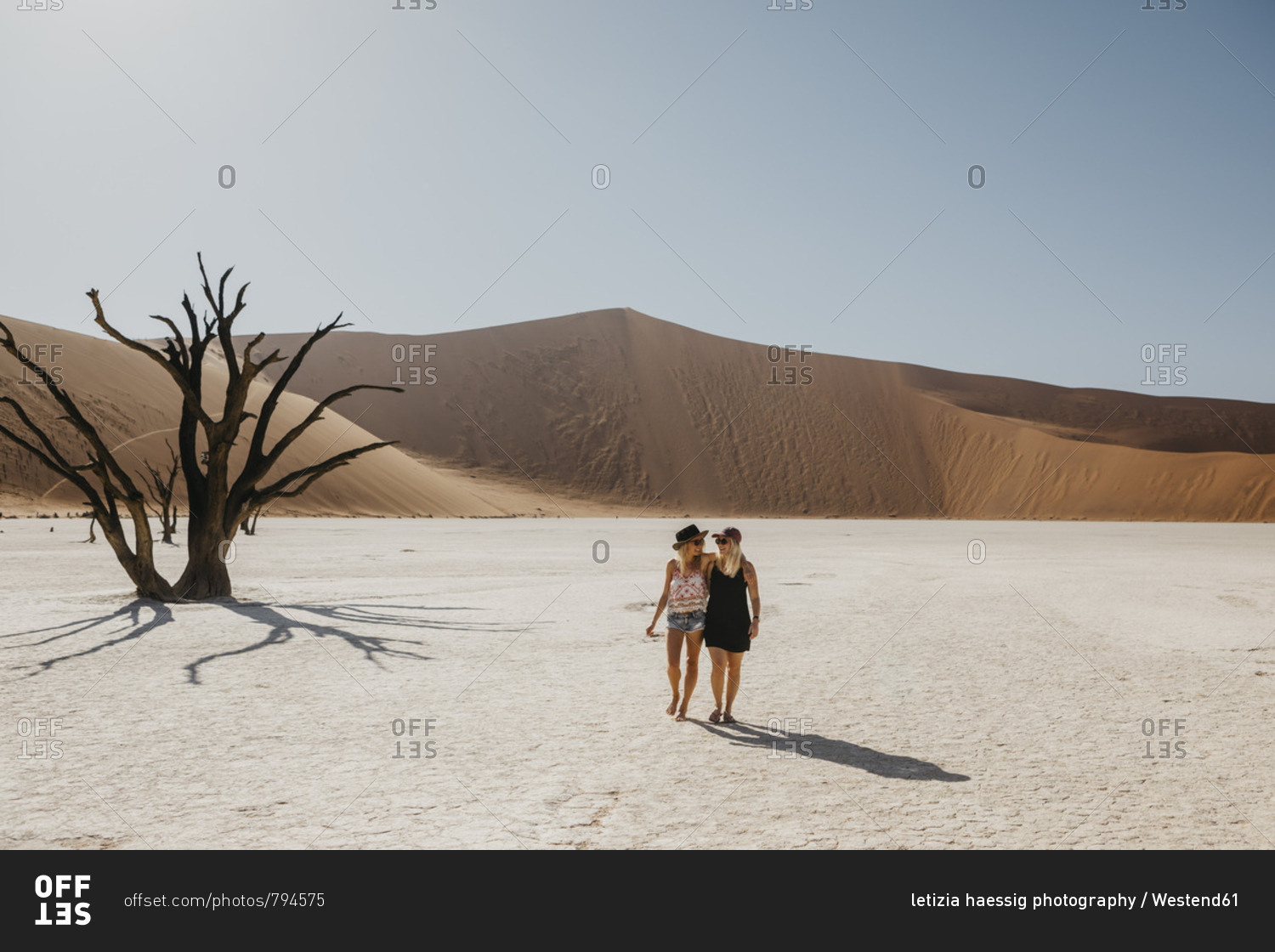 Namibia- Namib desert- Namib-Naukluft National Park- Sossusvlei- two girlfriends walking in Deadvlei
