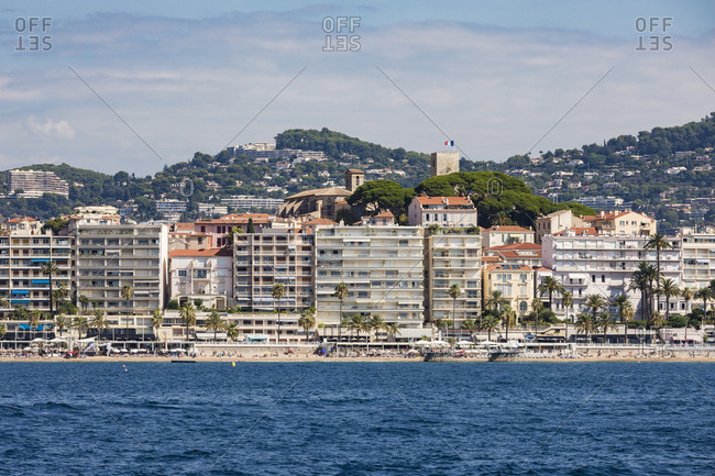 France- Provence-Alpes-Cote d\'Azur- Cannes- apartment buildings at the beach- Le Suquet old town in the background