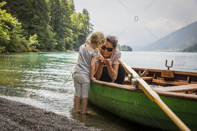 Austria- Carinthia- Weissensee- mother in rowing boat with daughter at the lakeside