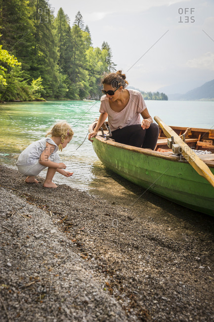 Austria- Carinthia- Weissensee- mother in rowing boat with daughter at the lakeside