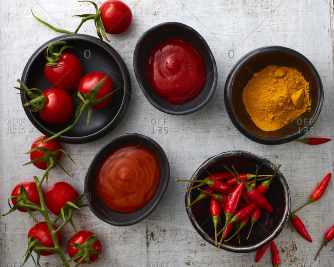 Tomatoes- red chili- curry powder- chili ketchup- curcuma and tomato ketchup in bowls