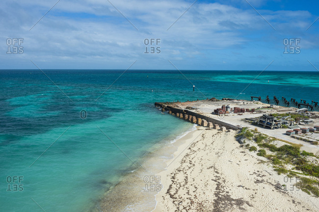 USA- Florida- Florida Keys- Dry Tortugas National Park- Fort Jefferson- White sand beach in turquoise waters
