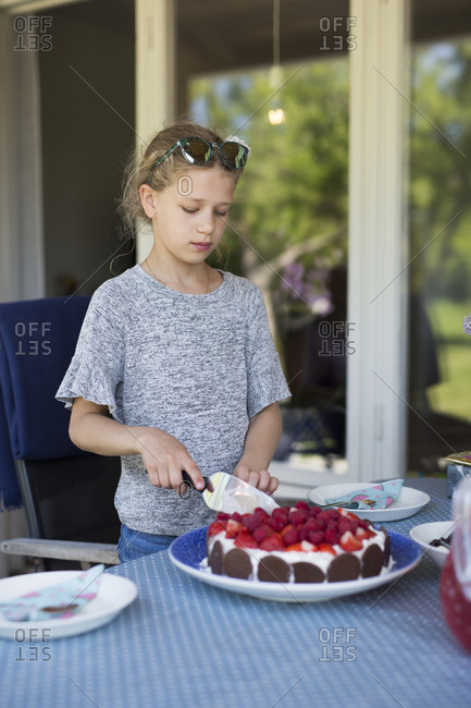 File:Girl ready to cut a cake.JPG - Wikimedia Commons