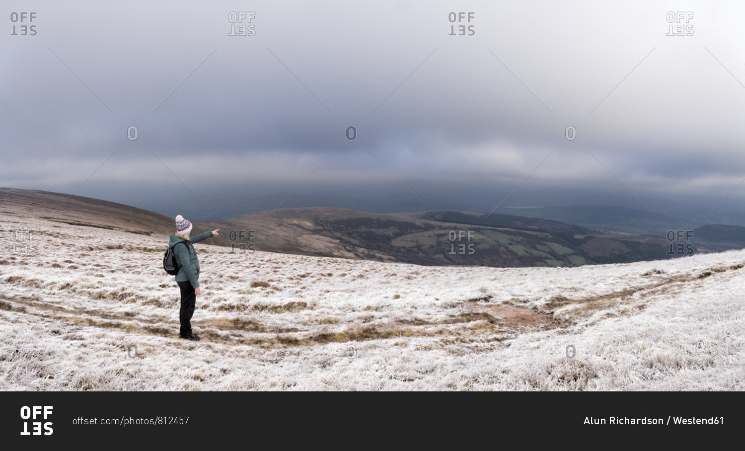 UK- Wales- Brecon Beacons- Craig y Fan Ddu- woman hiking in winter landscape