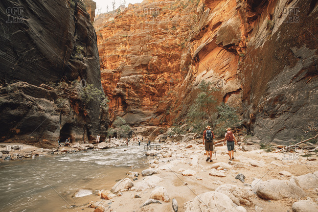 Springdale, Utah, Estados Unidos - August 13, 2018: People in The narrows trail in Zion National Park