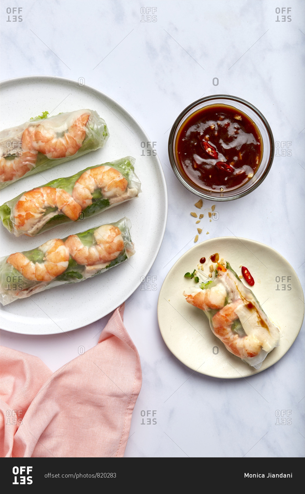 Goi Coun Vietnamese Summer Rolls w/o Chopsticks Vertical