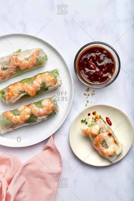 Goi Coun Vietnamese Summer Rolls w/o Chopsticks Vertical