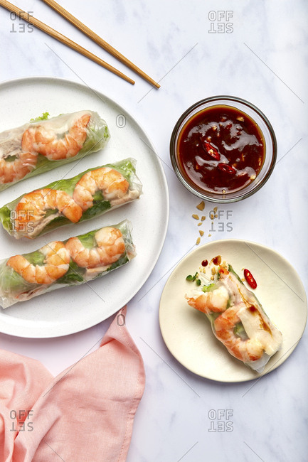 Goi Coun Vietnamese Summer Rolls w/ Chopsticks Vertical