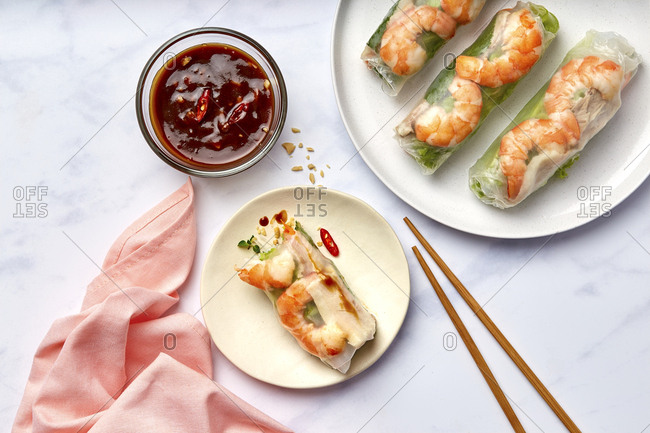 Goi Coun Vietnamese Summer Rolls w/ Chopsticks Horizontal