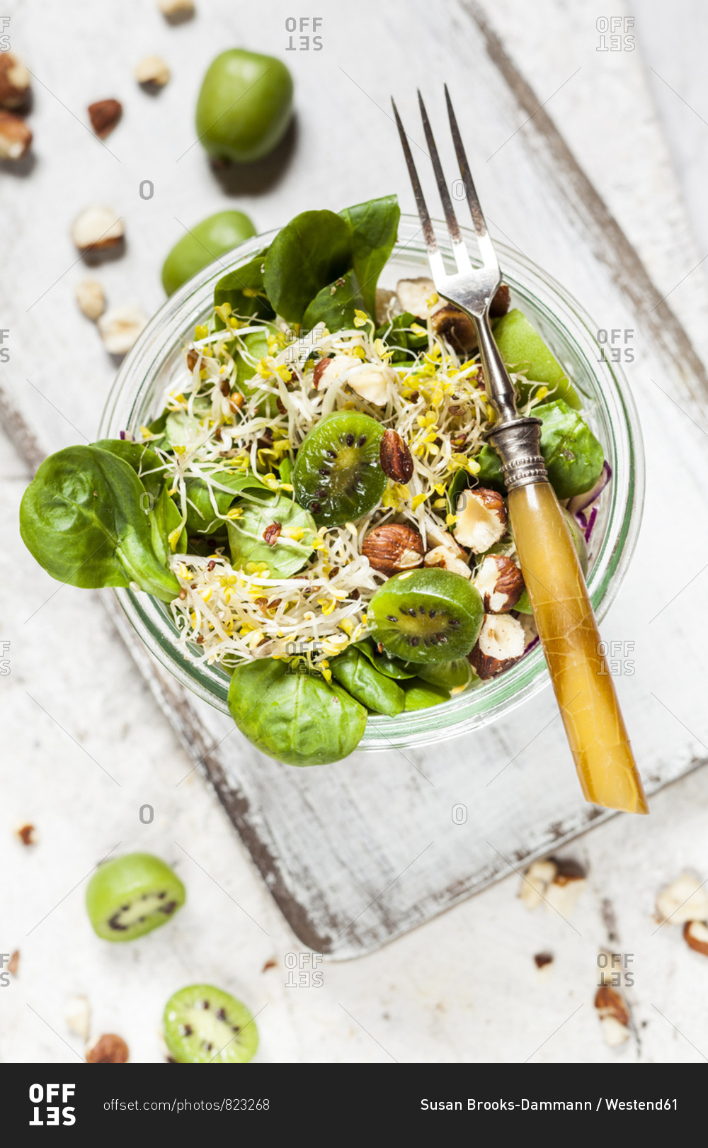 Quinoa salad with lamb's lettuce- cabbage- mini kiwi and hazelnuts