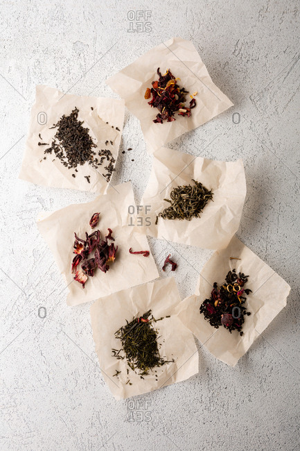 Dry black and green tea on pieces of paper