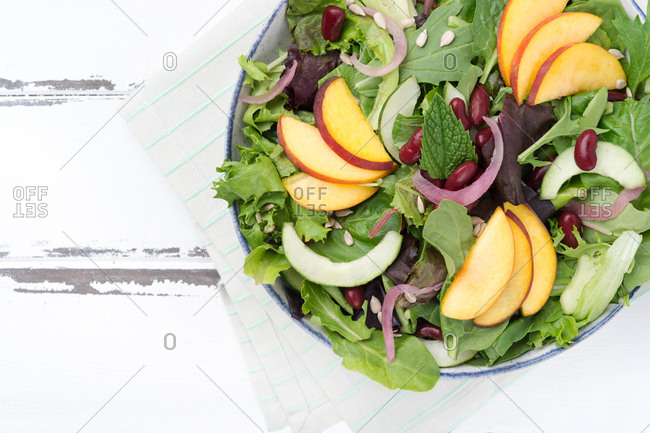 Spinach nectarine salad