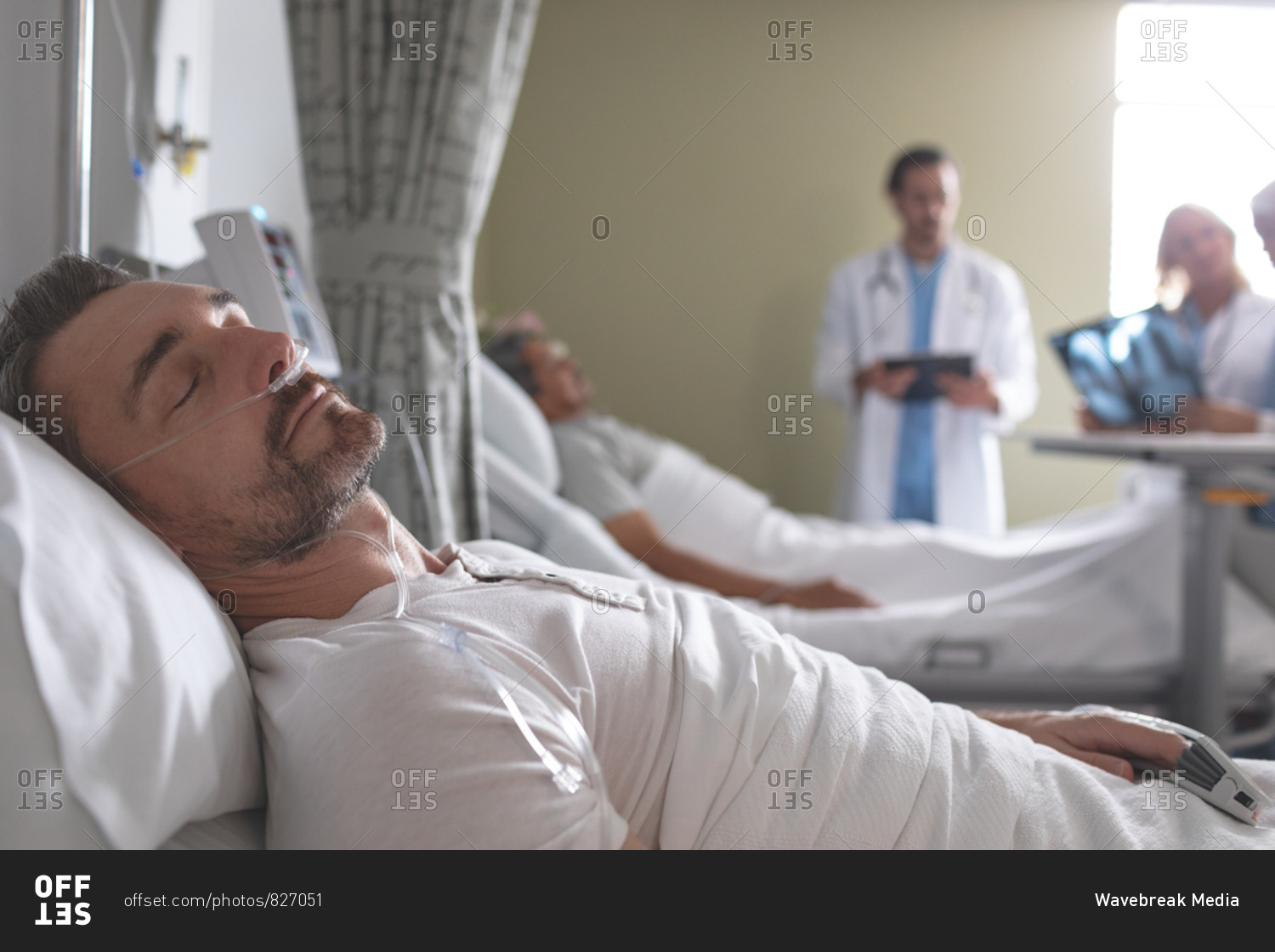 Пациент спит в больнице в палате